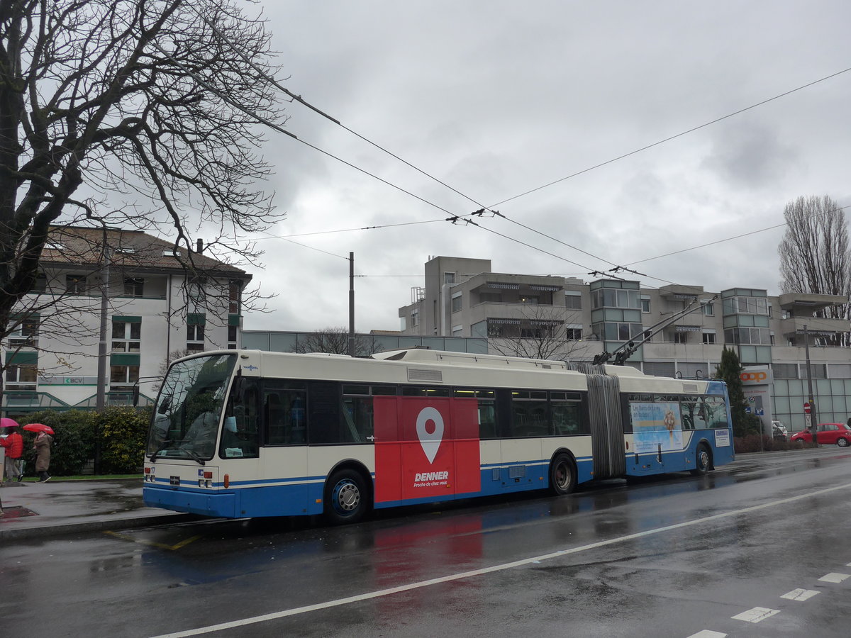 (200'032) - VMCV Clarens - Nr. 17 - Van Hool Gelenktrolleybus am 17. Dezember 2018 beim Bahnhof Villeneuve