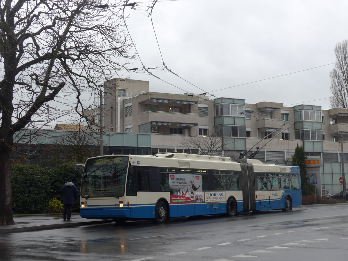 (200'051) - VMCV Clarens - Nr. 5 - Van Hool Gelenktrolleybus am 17. Dezember 2018 beim Bahnhof Villeneuve