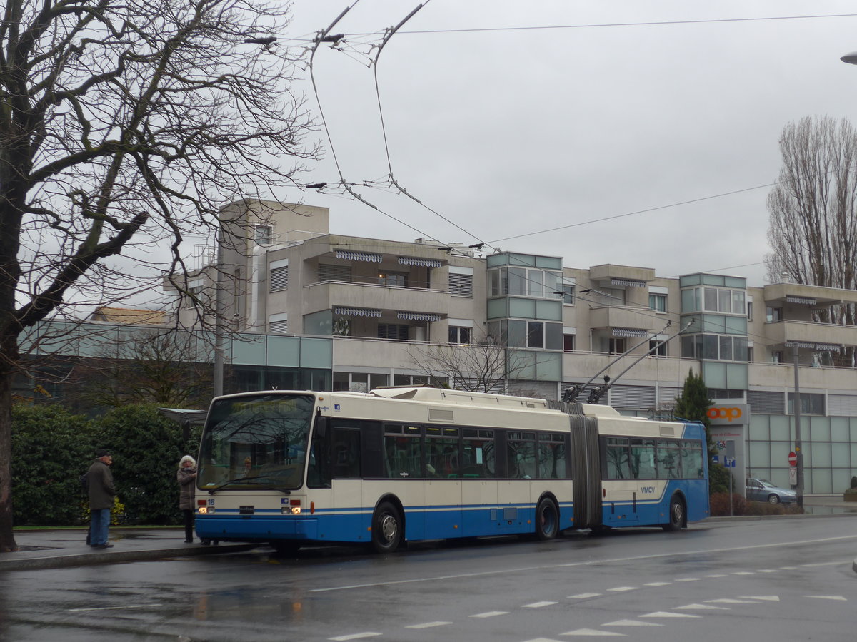 (200'056) - VMCV Clarens - Nr. 16 - Van Hool Gelenktrolleybus am 17. Dezember 2018 beim Bahnhof Villeneuve