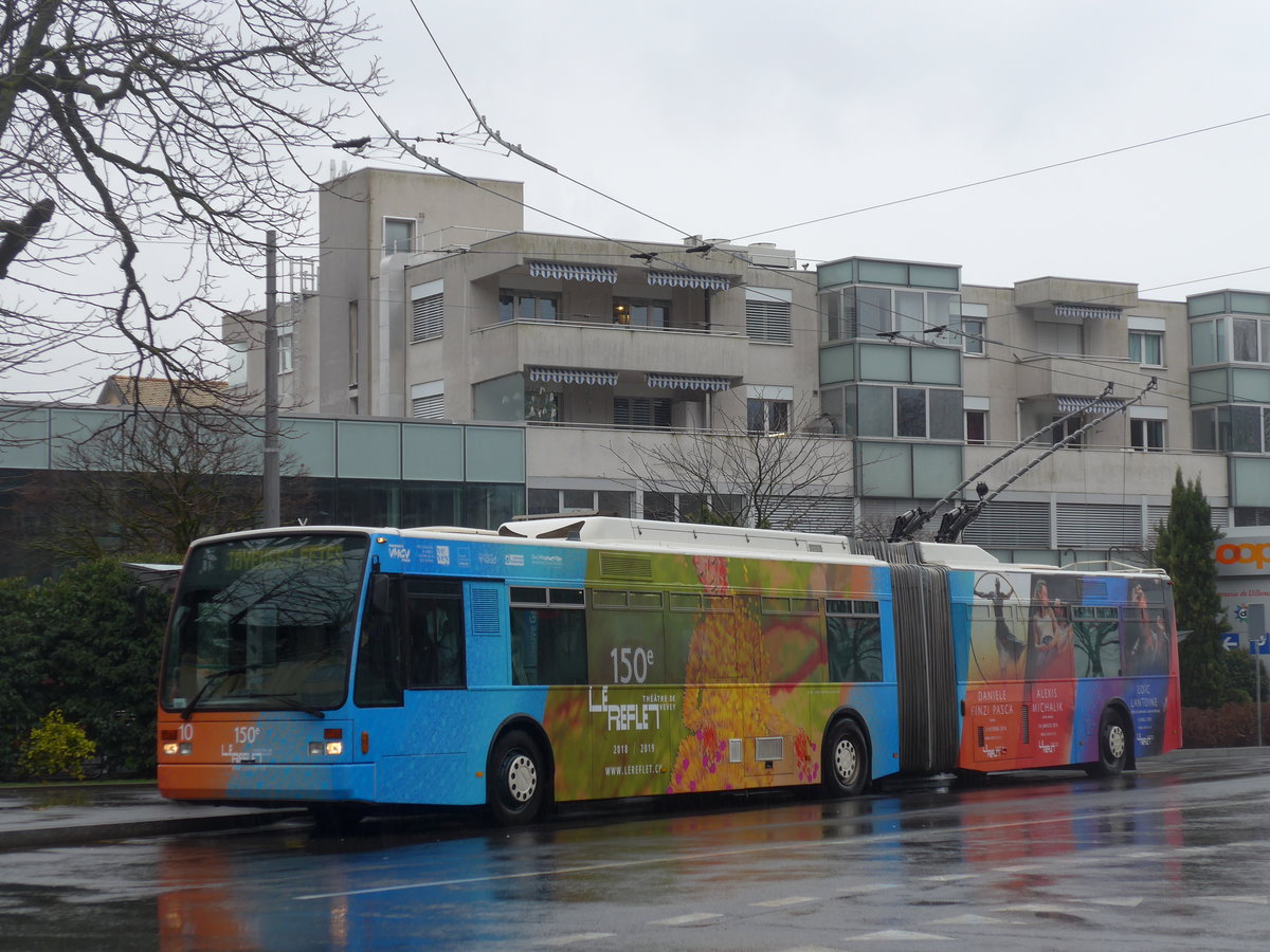 (200'066) - VMCV Clarens - Nr. 10 - Van Hool Gelenktrolleybus am 17. Dezember 2018 beim Bahnhof Villeneuve