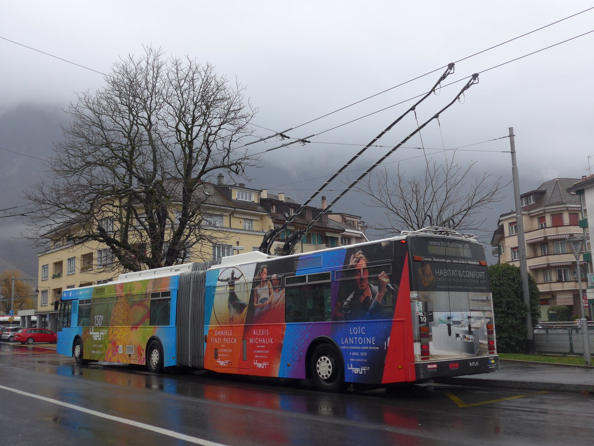(200'067) - VMCV Clarens - Nr. 10 - Van Hool Gelenktrolleybus am 17. Dezember 2018 beim Bahnhof Villeneuve