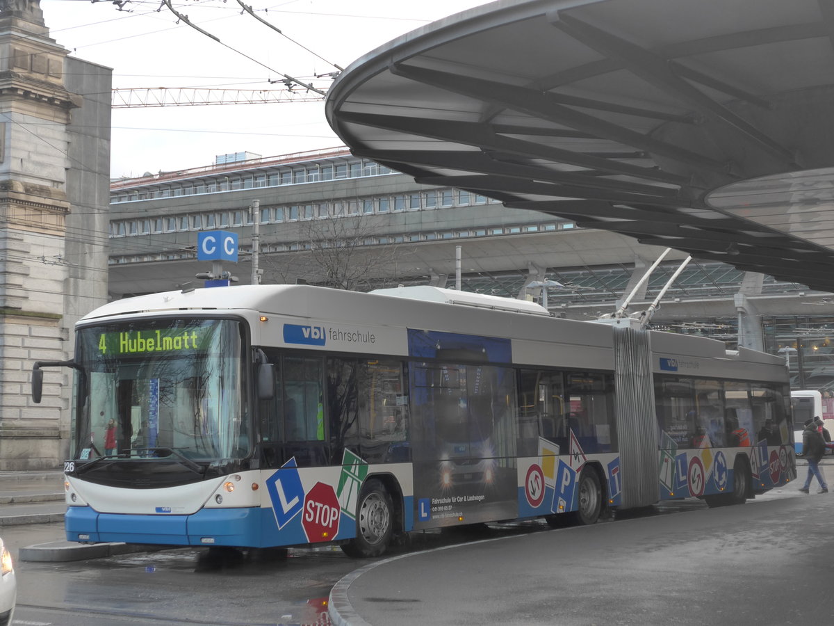 (200'140) - VBL Luzern - Nr. 226 - Hess/Hess Gelenktrolleybus am 24. Dezember 2018 beim Bahnhof Luzern