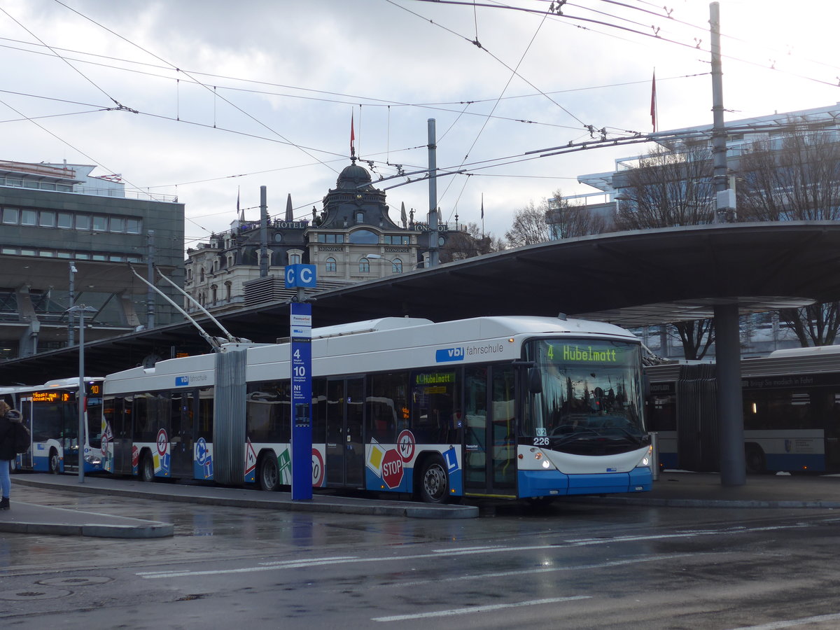 (200'146) - VBL Luzern - Nr. 226 - Hess/Hess Gelenktrolleybus am 24. Dezember 2018 beim Bahnhof Luzern