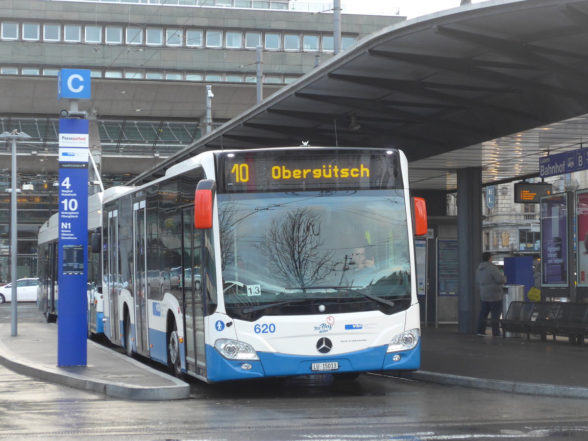 (200'158) - VBL Luzern - Nr. 620/LU 15'013 - Mercedes am 24. Dezember 2018 beim Bahnhof Luzern
