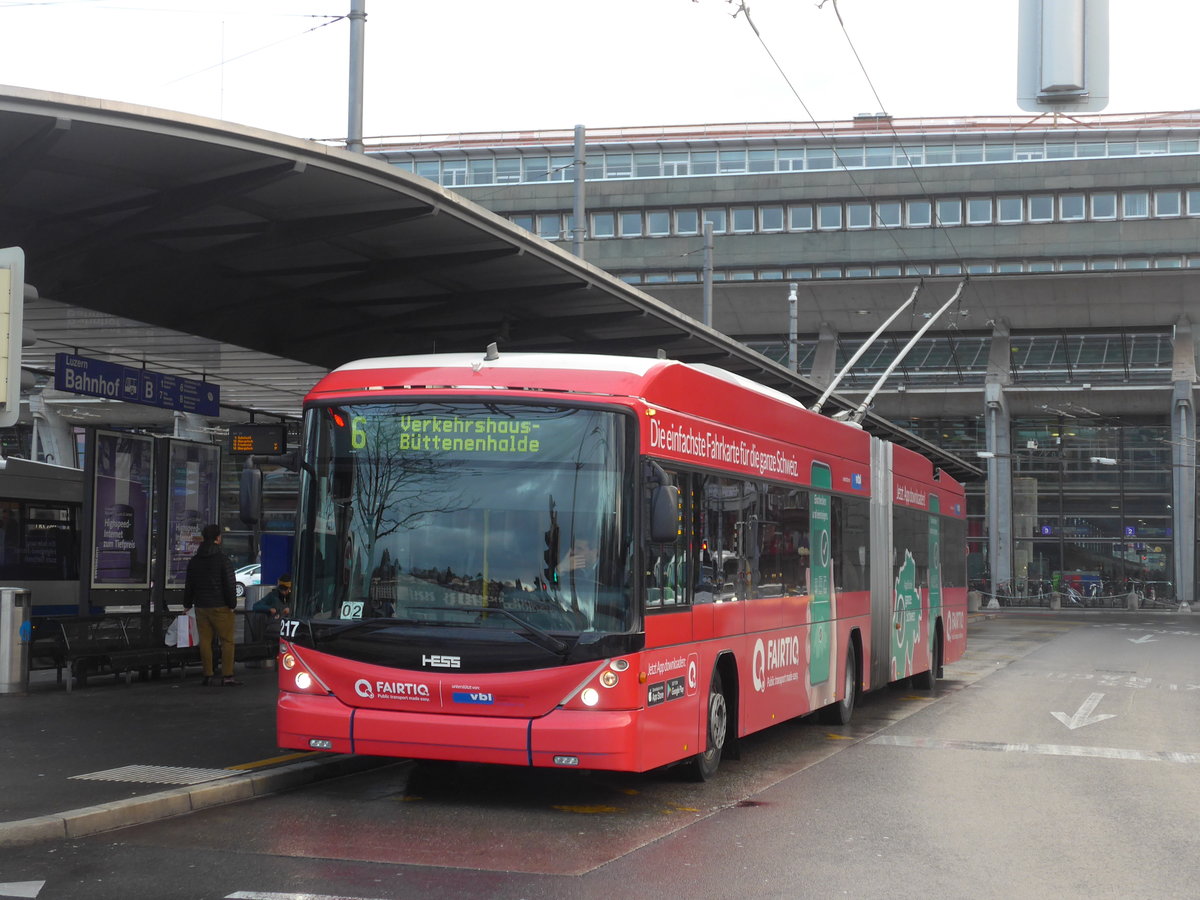 (200'160) - VBL Luzern - Nr. 217 - Hess/Hess Gelenktrolleybus am 24. Dezember 2018 beim Bahnhof Luzern
