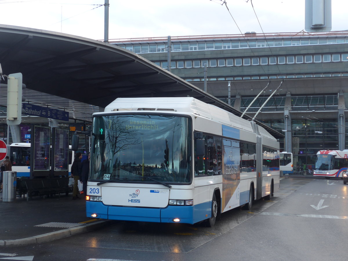 (200'165) - VBL Luzern - Nr. 203 - Hess/Hess Gelenktrolleybus am 24. Dezember 2018 beim Bahnhof Luzern