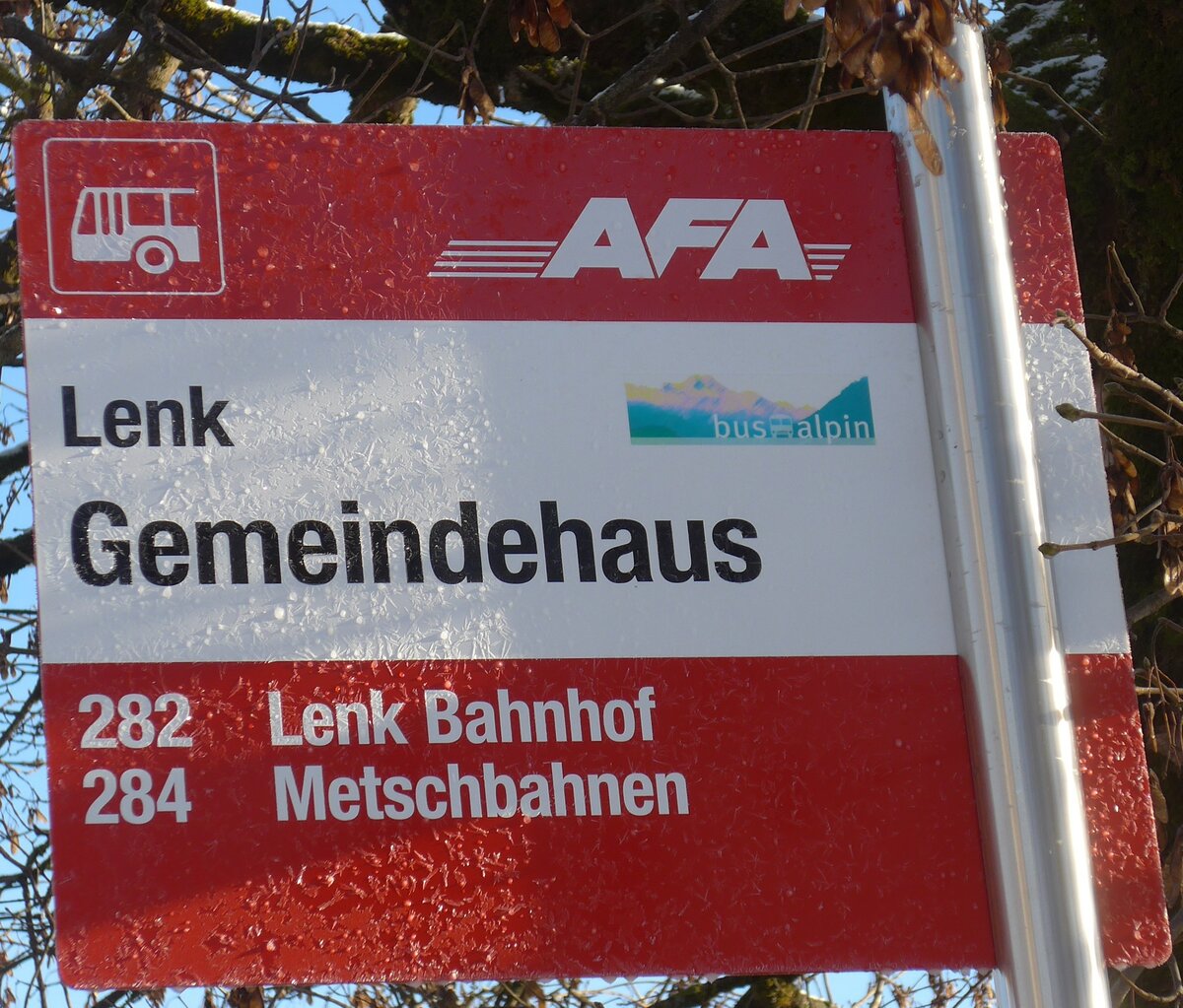 (200'201) - AFA-Haltestellenschild - Lenk, Gemeindehaus - am 25. Dezember 2018