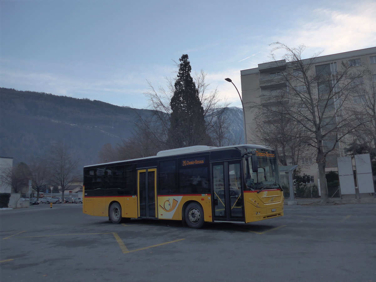 (200'416) - TMR Martigny - VS 219'515 - Volvo am 30. Dezember 2018 beim Bahnhof Martigny