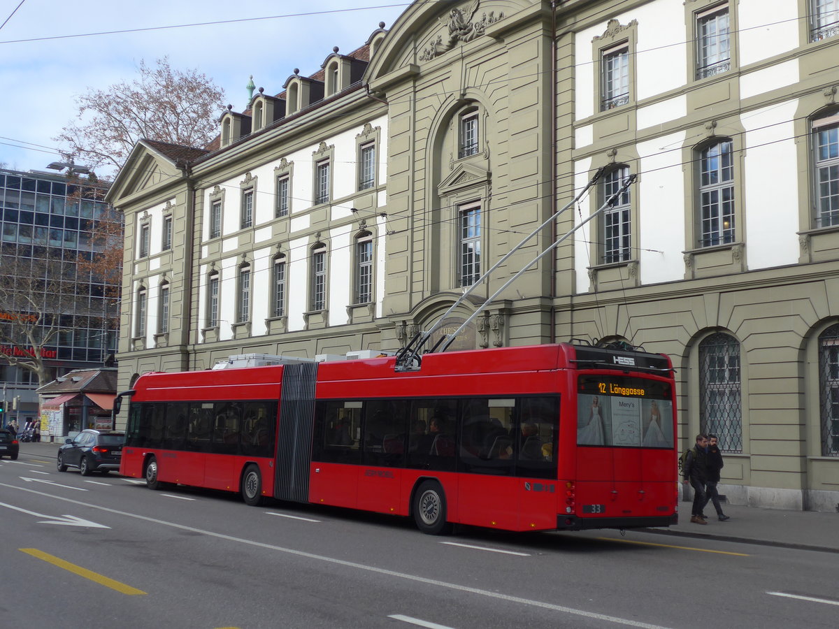 (200'439) - Bernmobil, Bern - Nr. 33 - Hess/Hess Gelenktrolleybus am 31. Dezember 2018 beim Bahnhof Bern