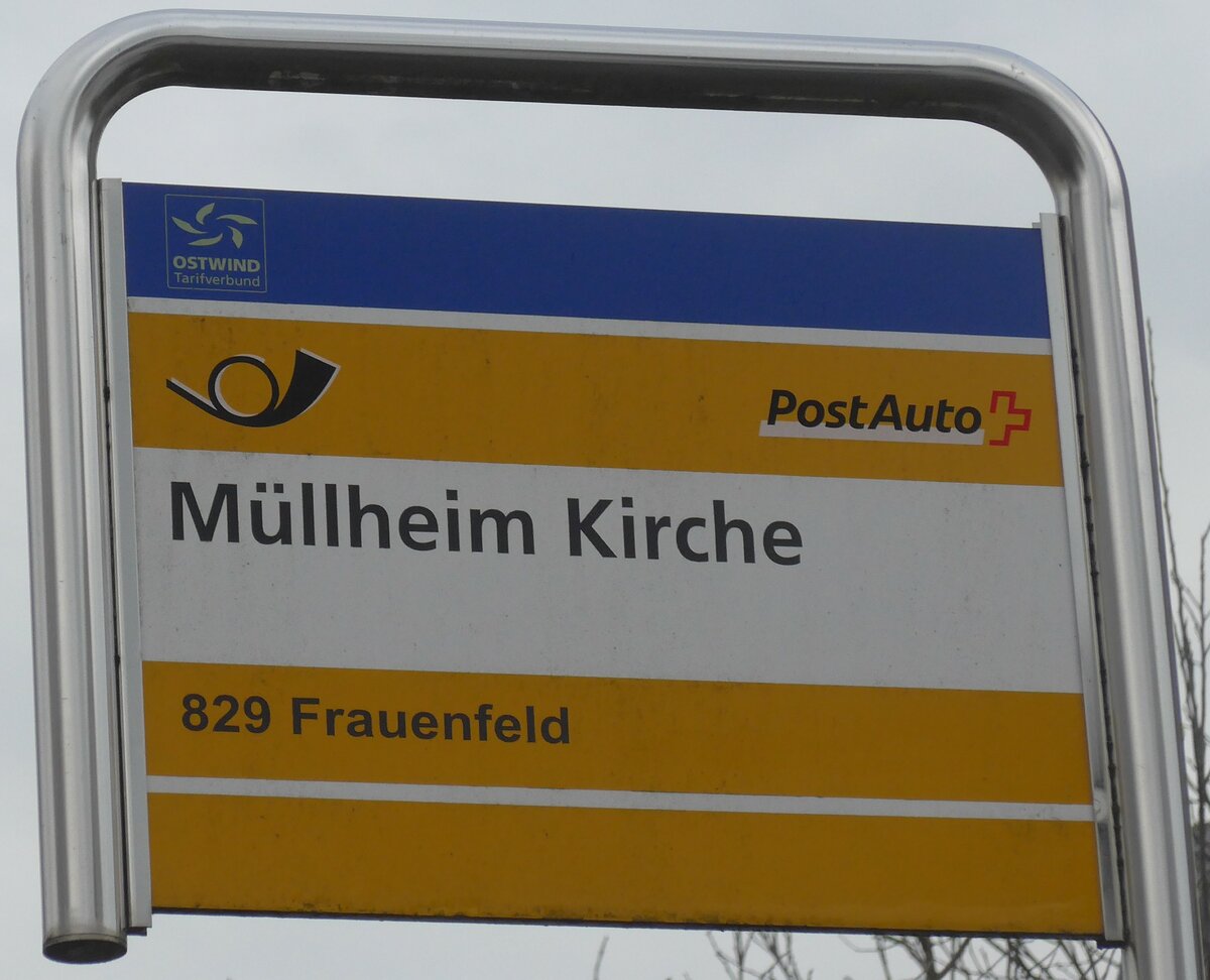 (201'206) - PostAuto-Haltestellenschild - Mllheim, Kirche - am 17. Januar 2019