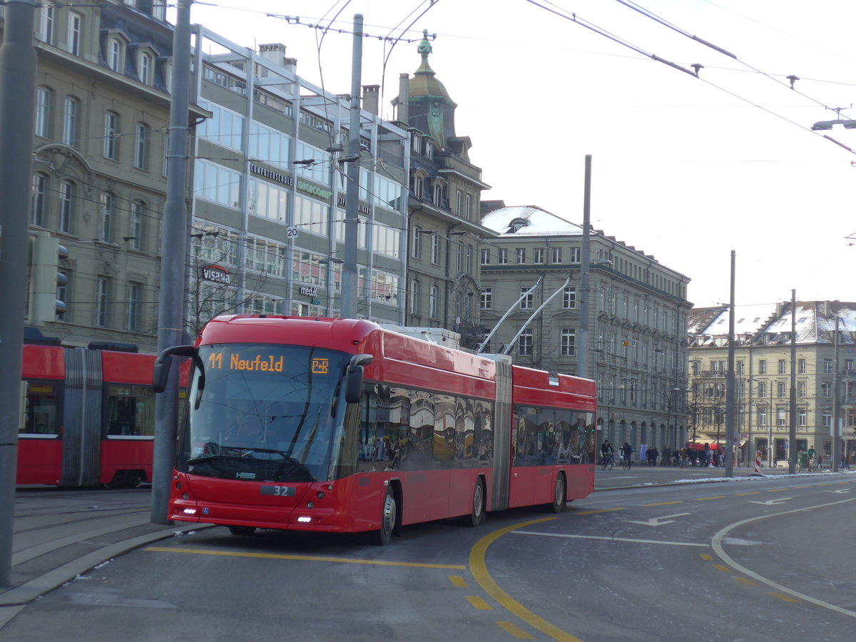 (201'440) - Bernmobil, Bern - Nr. 32 - Hess/Hess Gelenktrolleybus am 4. Februar 2019 beim Bahnhof Bern