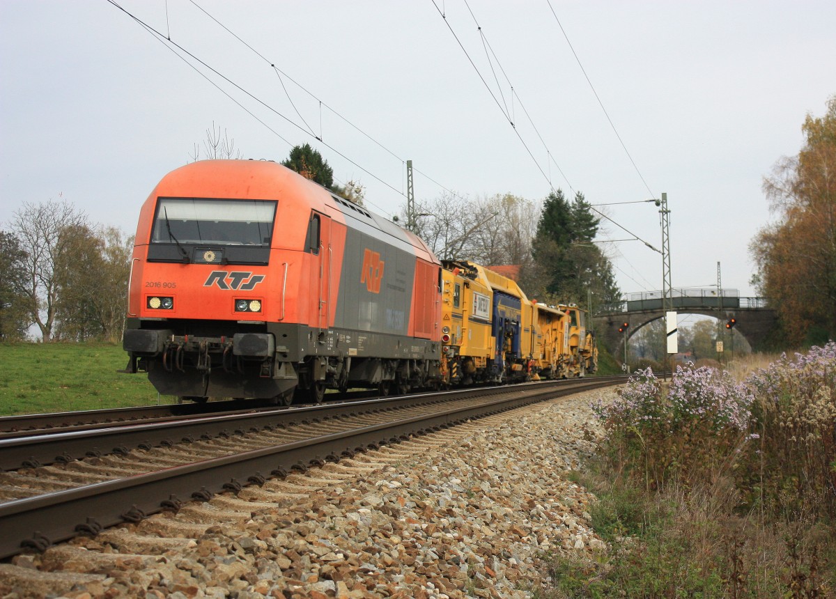 2016 905-9 von  RTS  mit einem Bauzug am 1. November 2013 bei bersee am Chiemsee.