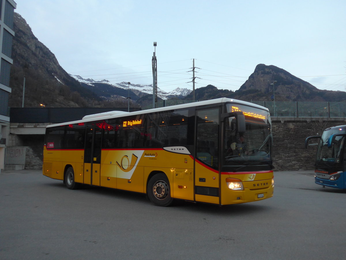 (201'927) - PostAuto Wallis - VS 403'661 - Setra am 3. Mrz 2019 beim Bahnhof Brig