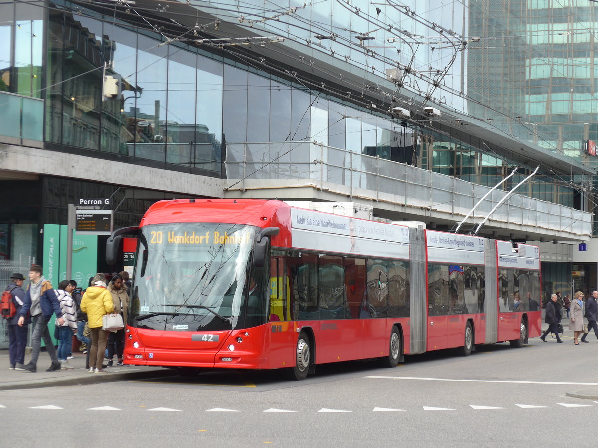 (202'351) - Bernmobil, Bern - Nr. 42 - Hess/Hess Doppelgelenktrolleybus am 12. Mrz 2019 beim Bahnhof Bern