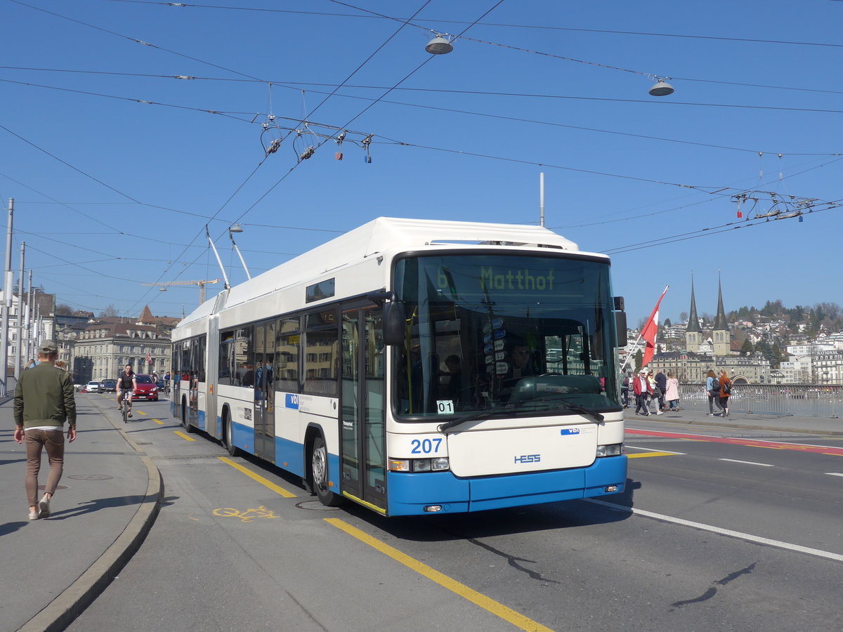 (203'024) - VBL Luzern - Nr. 207 - Hess/Hess Gelenktrolleybus am 23. Mrz 2019 in Luzern, Bahnhofbrcke