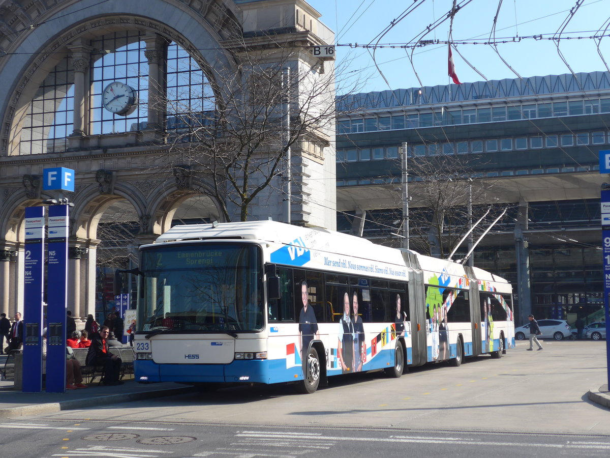 (203'038) - VBL Luzern - Nr. 233 - Hess/Hess Doppelgelenktrolleybus am 23. Mrz 2019 beim Bahnhof Luzern