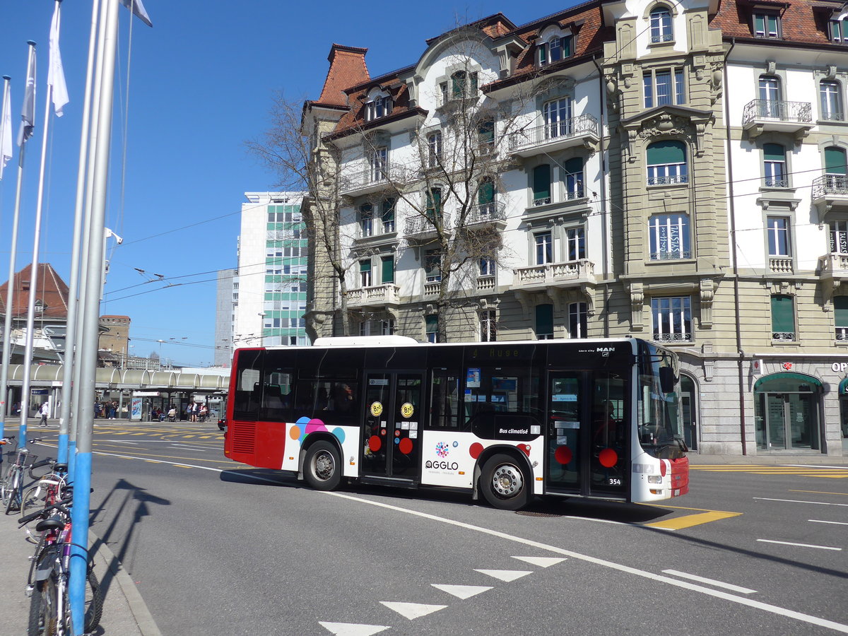 (203'256) - TPF Fribourg - Nr. 354/FR 300'405 - MAN/Gppel am 24. Mrz 2019 beim Bahnhof Fribourg