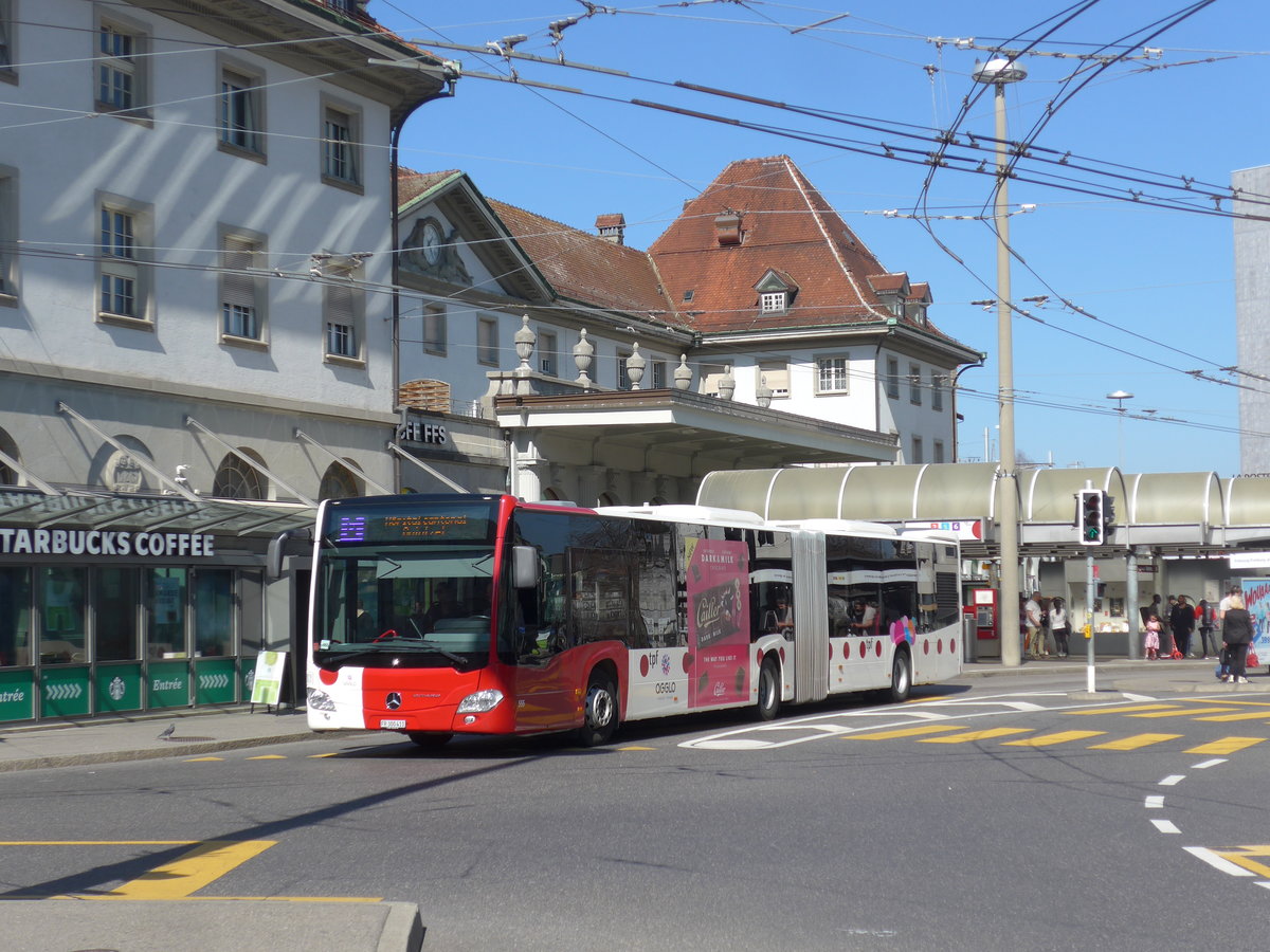 (203'257) - TPF Fribourg - Nr. 555/FR 300'411 - Mercedes am 24. Mrz 2019 beim Bahnhof Fribourg