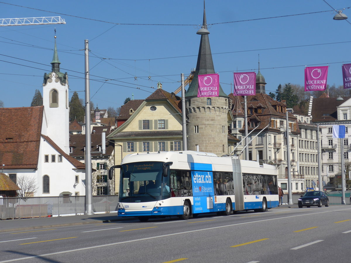 (203'287) - VBL Luzern - Nr. 229 - Hess/Hess Gelenktrolleybus am 30. Mrz 2019 in Luzern, Bahnhofbrcke
