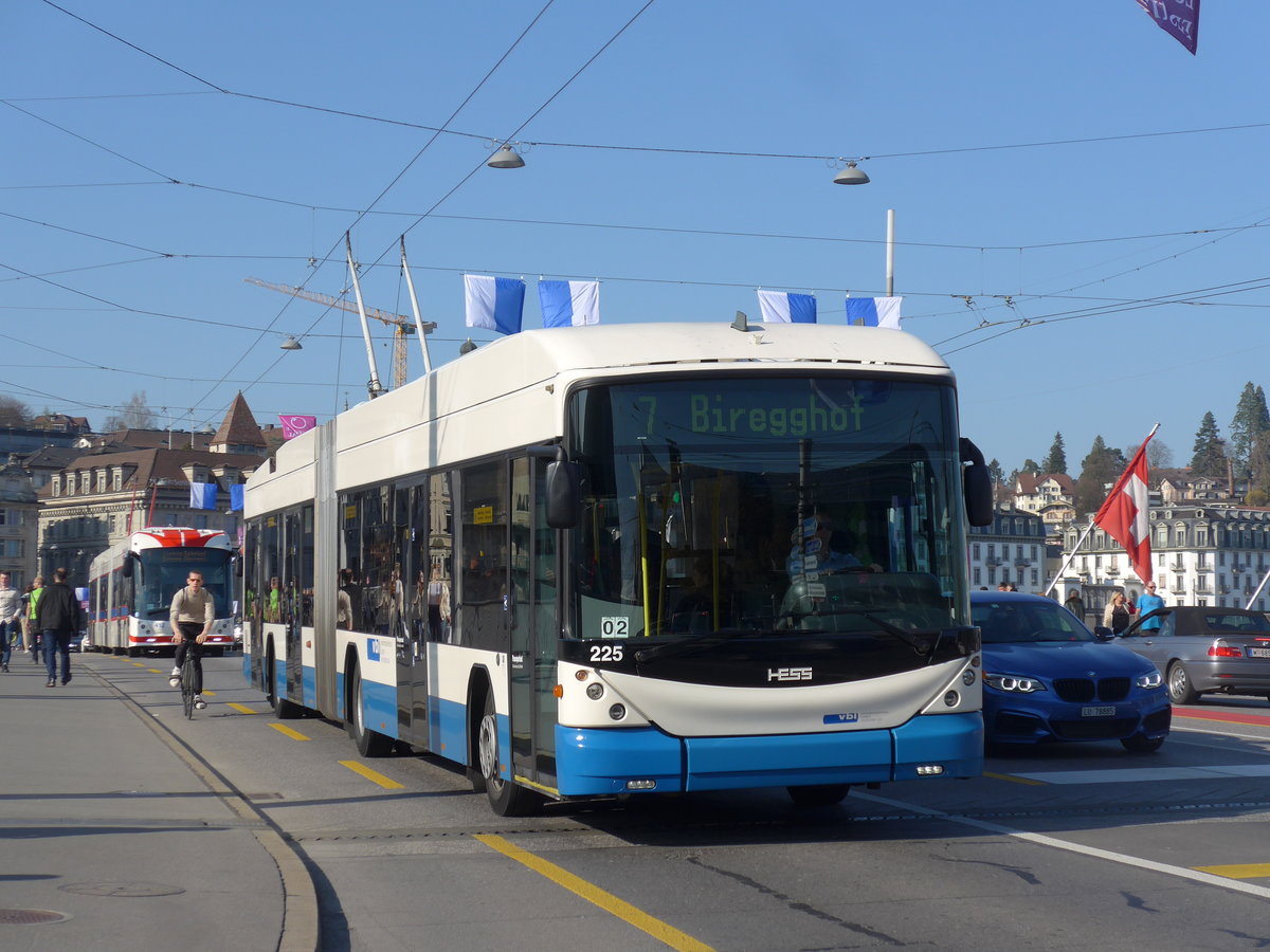 (203'355) - VBL Luzern - Nr. 225 - Hess/Hess Gelenktrolleybus am 30. Mrz 2019 in Luzern, Bahnhofbrcke