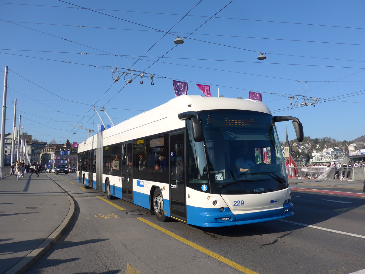 (203'395) - VBL Luzern - Nr. 229 - Hess/Hess Gelenktrolleybus am 30. Mrz 2019 in Luzern, Bahnhofbrcke