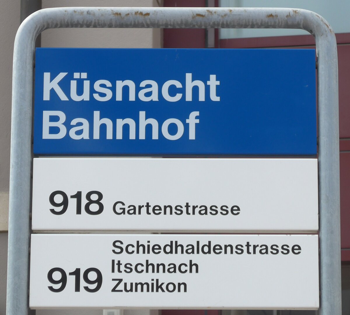 (203'513) - ZVV-Haltestellenschild - Ksnacht, Bahnhof - am 7. April 2019