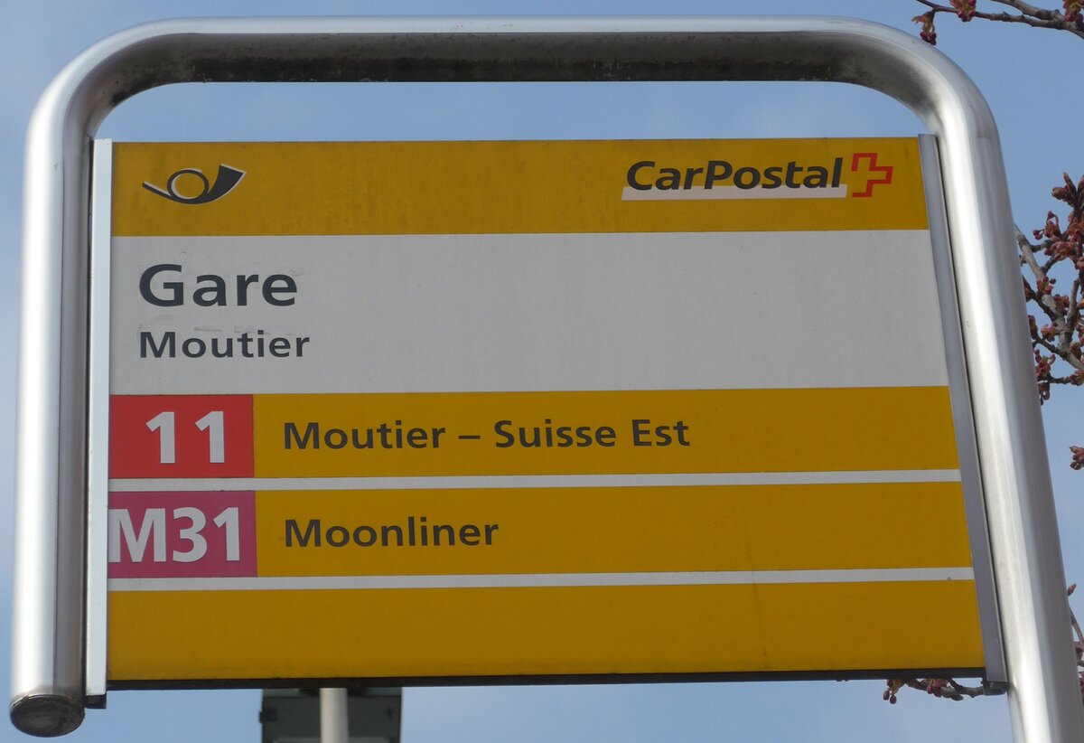 (203'568) - PostAuto-Haltestellenschild - Moutier, Gare - am 13. April 2019