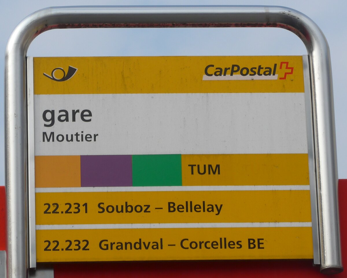 (203'573) - PostAuto-Haltestellenschild - Moutier, gare - am 13. April 2019