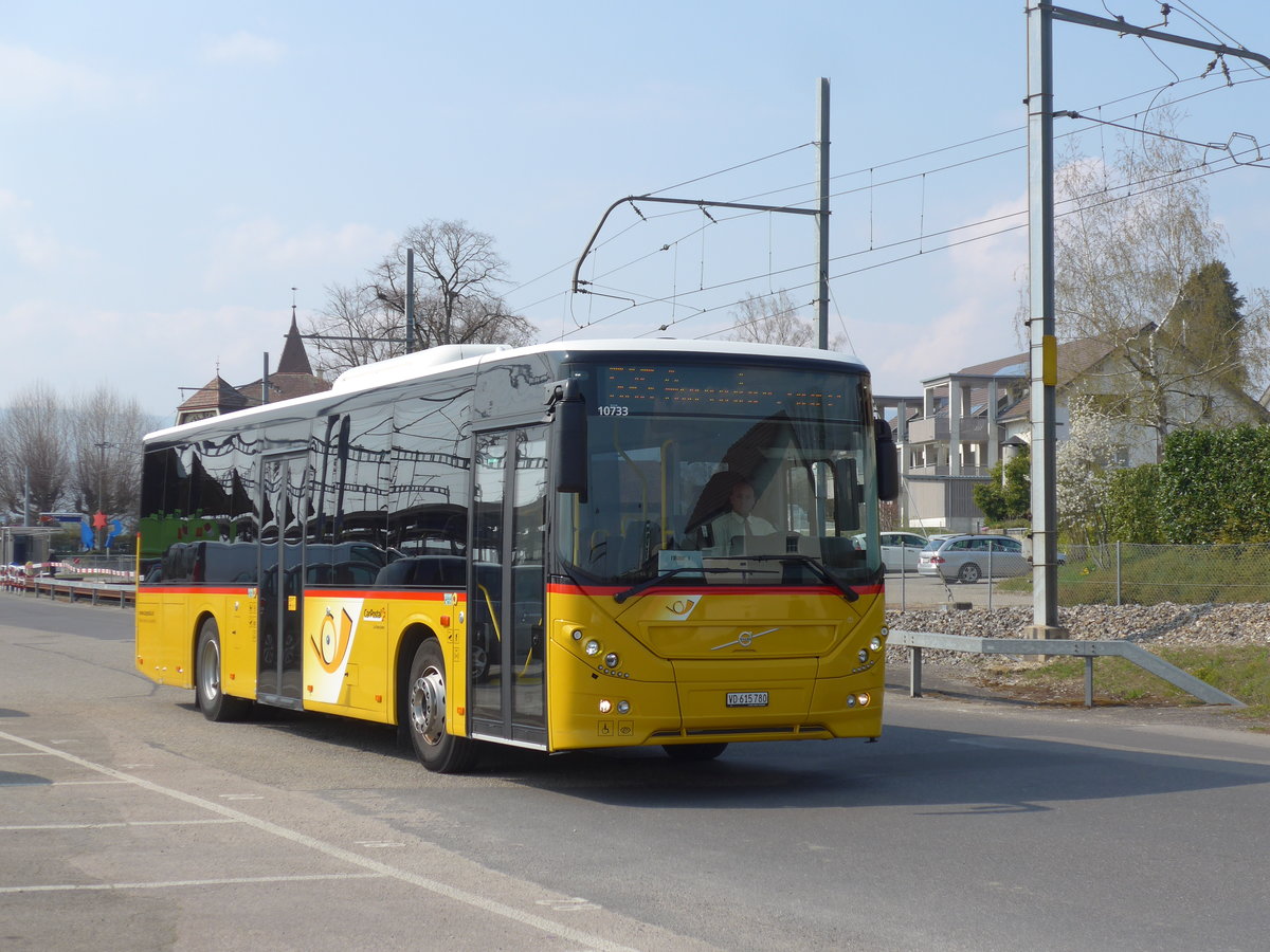 (203'635) - Favre, Avenches - VD 615'780 - Volvo am 13. April 2019 beim Bahnhof Ins