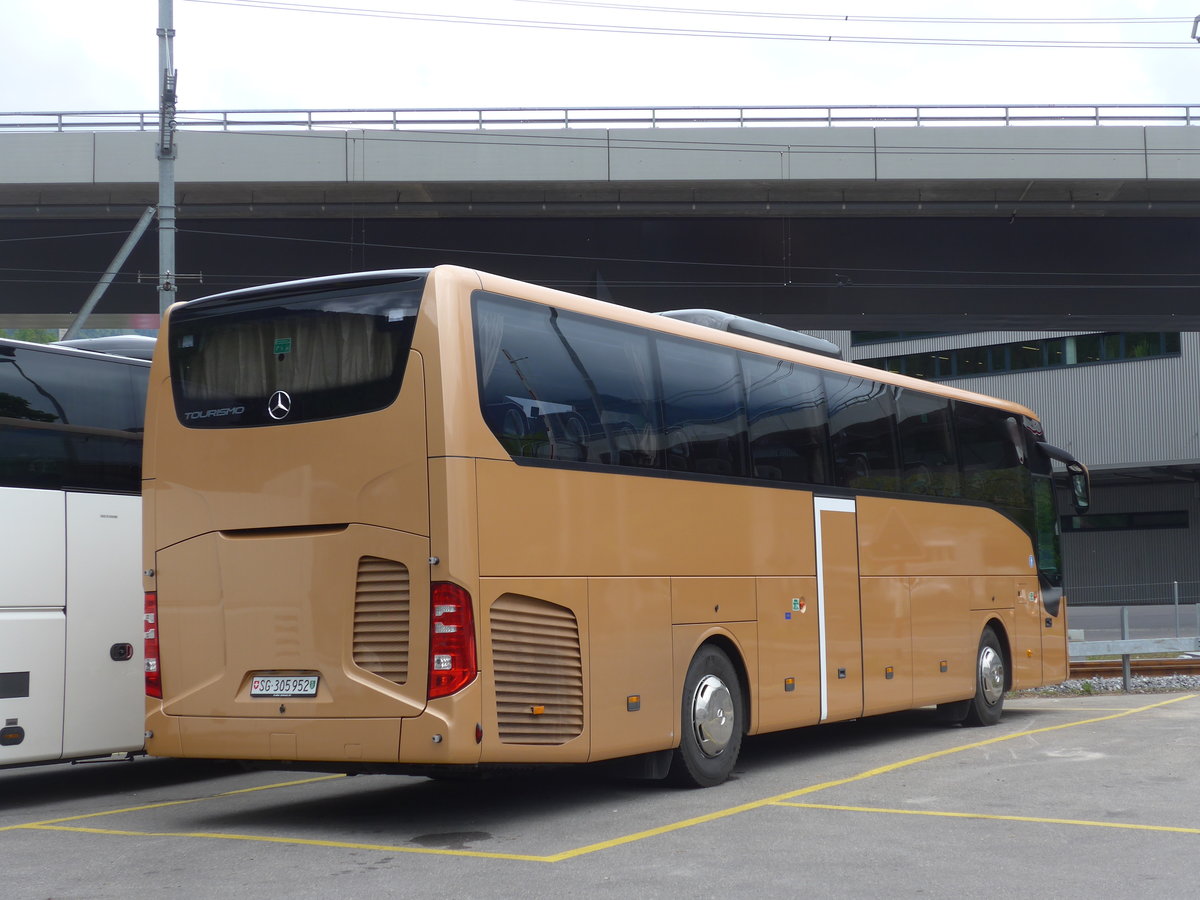 (205'299) - Vega Tour, Luzern - SG 305'952 - Mercedes am 19. Mai 2019 beim Bahnhof Interlaken Ost 