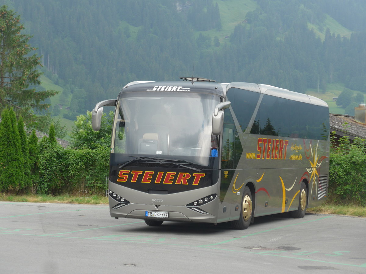 (207'759) - Aus Deutschland: Steiert, Hinterzarten - FR-BS 8777 - Volvo am 9. Juli 2019 beim Bahnhof Grindelwald