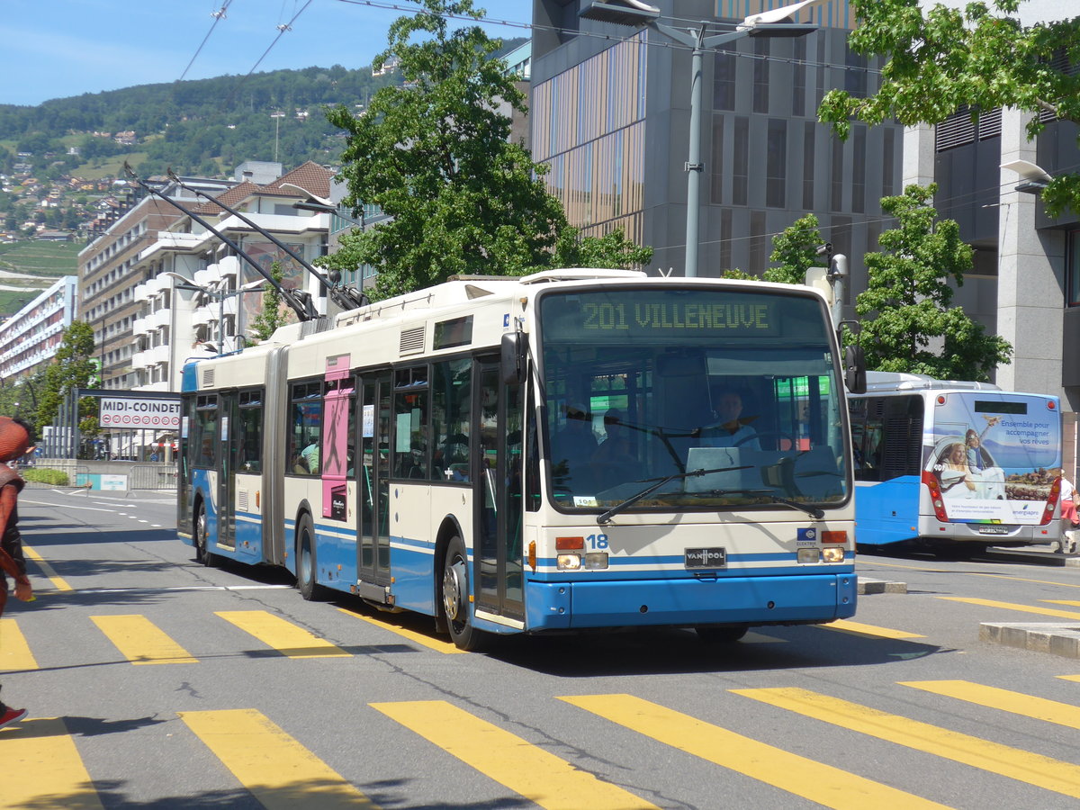 (208'449) - VMCV Clarens - Nr. 18 - Van Hool Gelenktrolleybus am 4. August 2019 beim Bahnhof Vevey