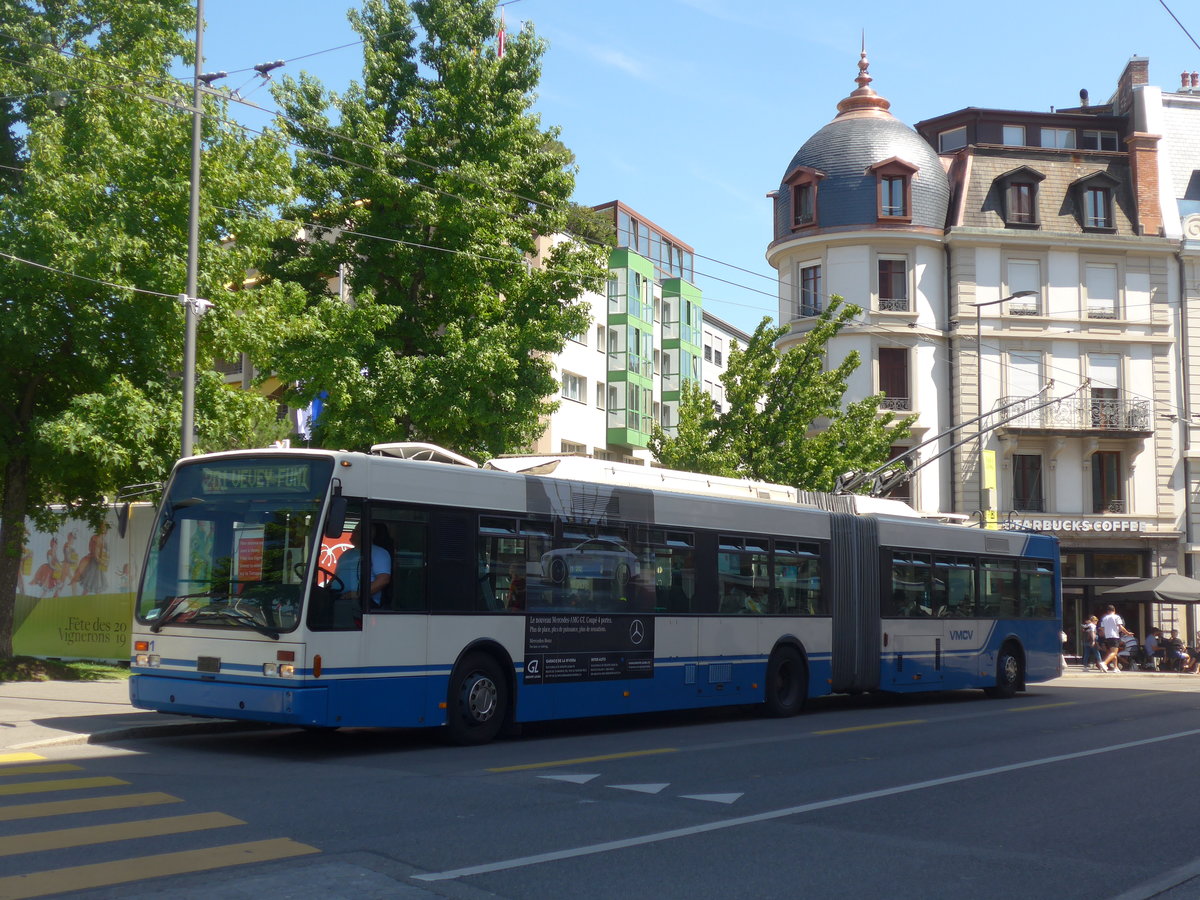 (208'463) - VMCV Clarens - Nr. 1 - Van Hool Gelenktrolleybus am 4. August 2019 beim Bahnhof Vevey
