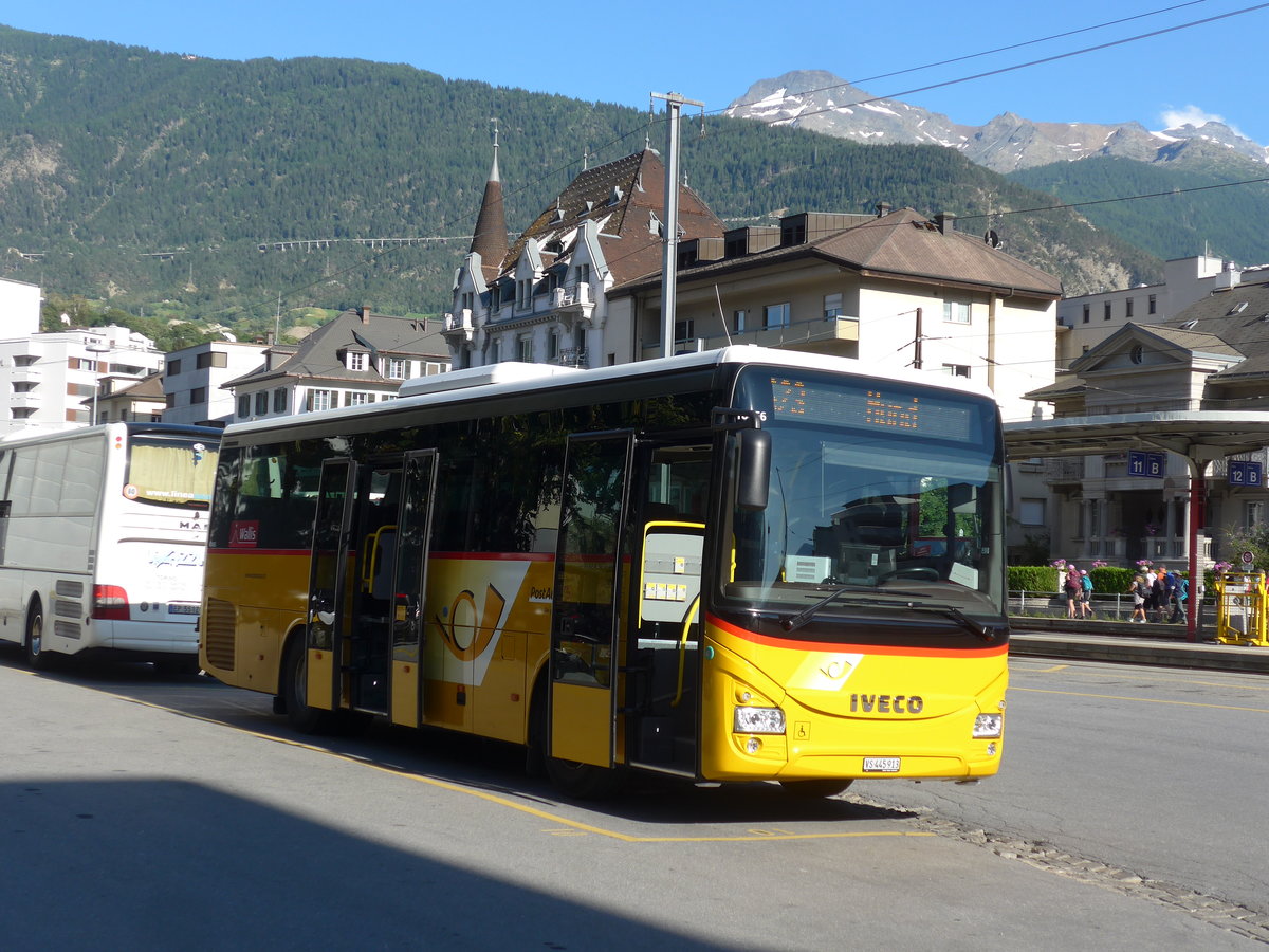 (208'487) - PostAuto Wallis - VS 445'913 - Iveco am 4. August 2019 beim Bahnhof Brig