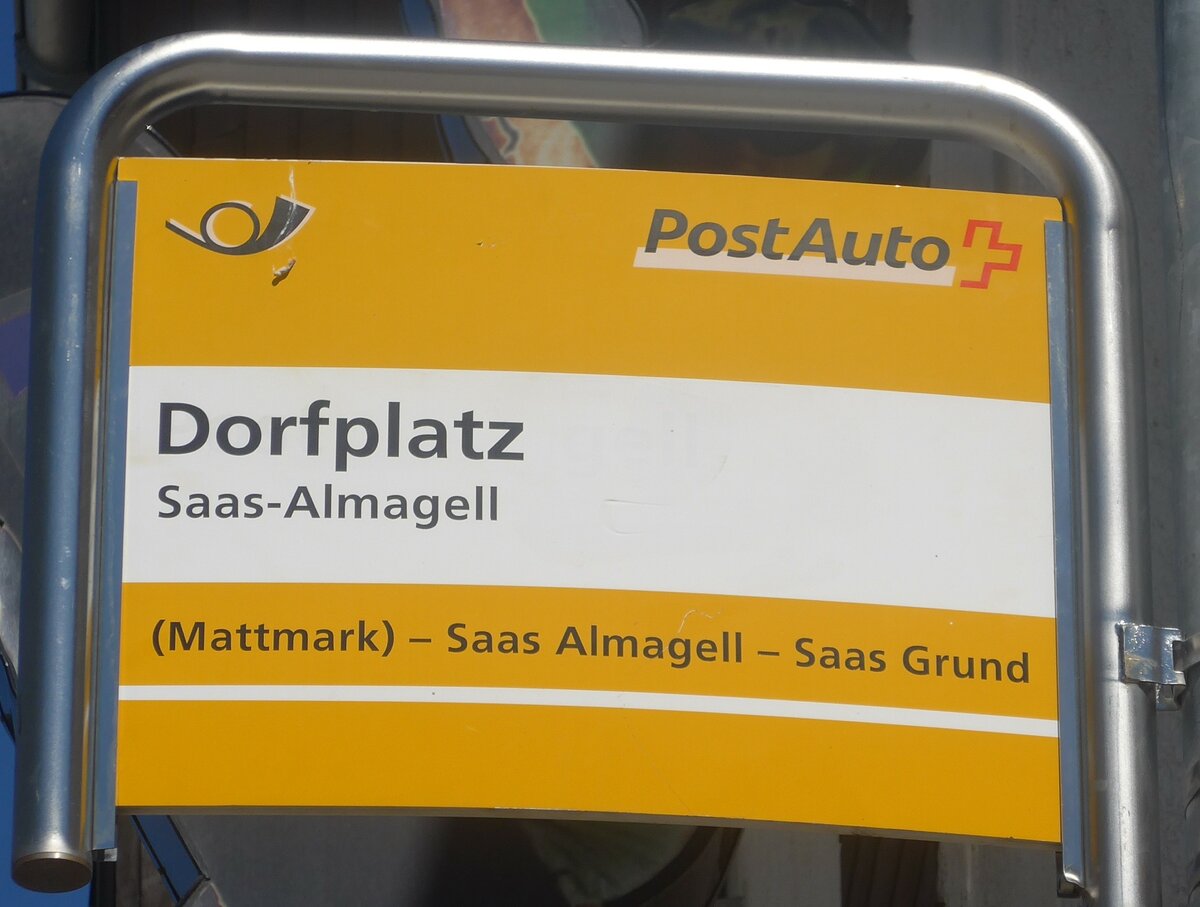 (209'003) - PostAuto-Haltestellenschild - Saas-Almagell, Dorfplatz - am 18. August 2019