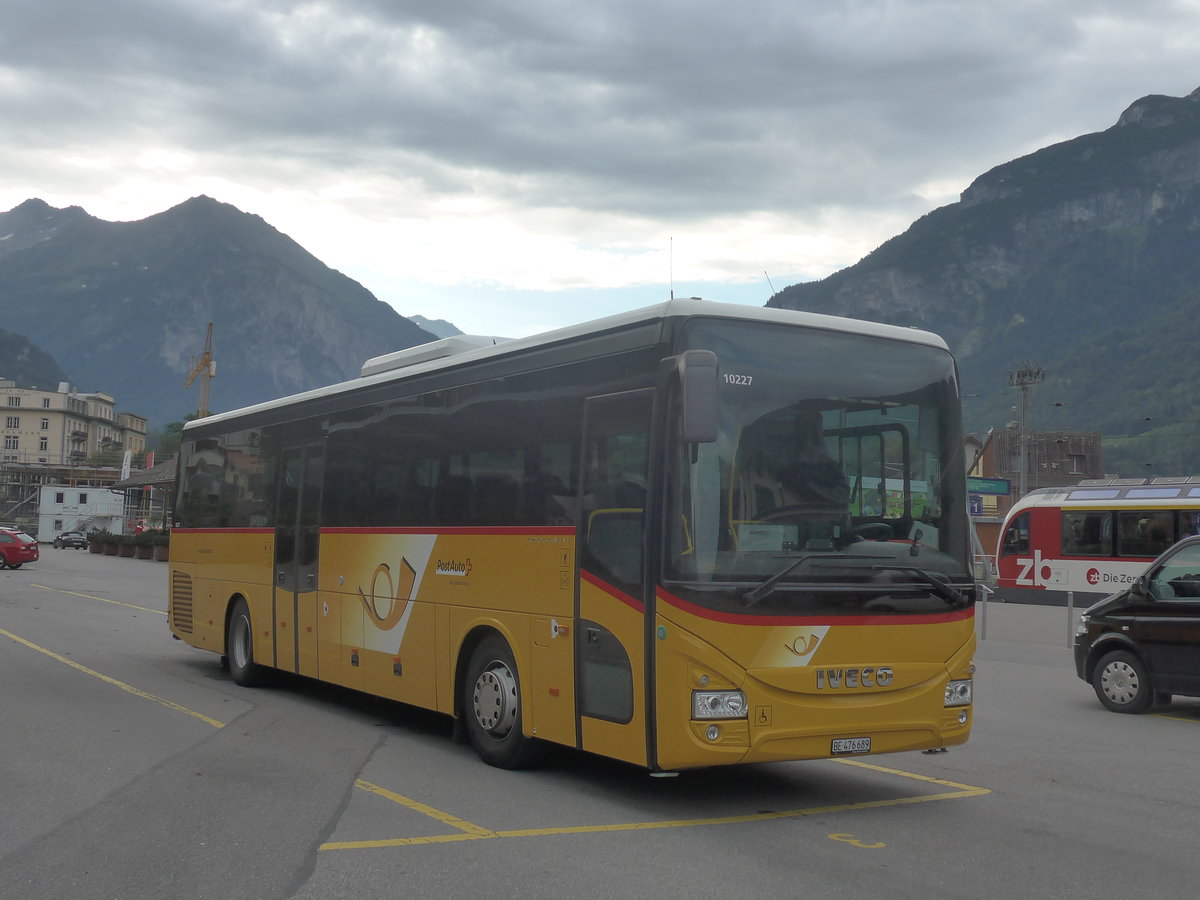 (209'172) - PostAuto Bern - BE 476'689 - Iveco am 1. September 2019 in Meiringen, Postautostation