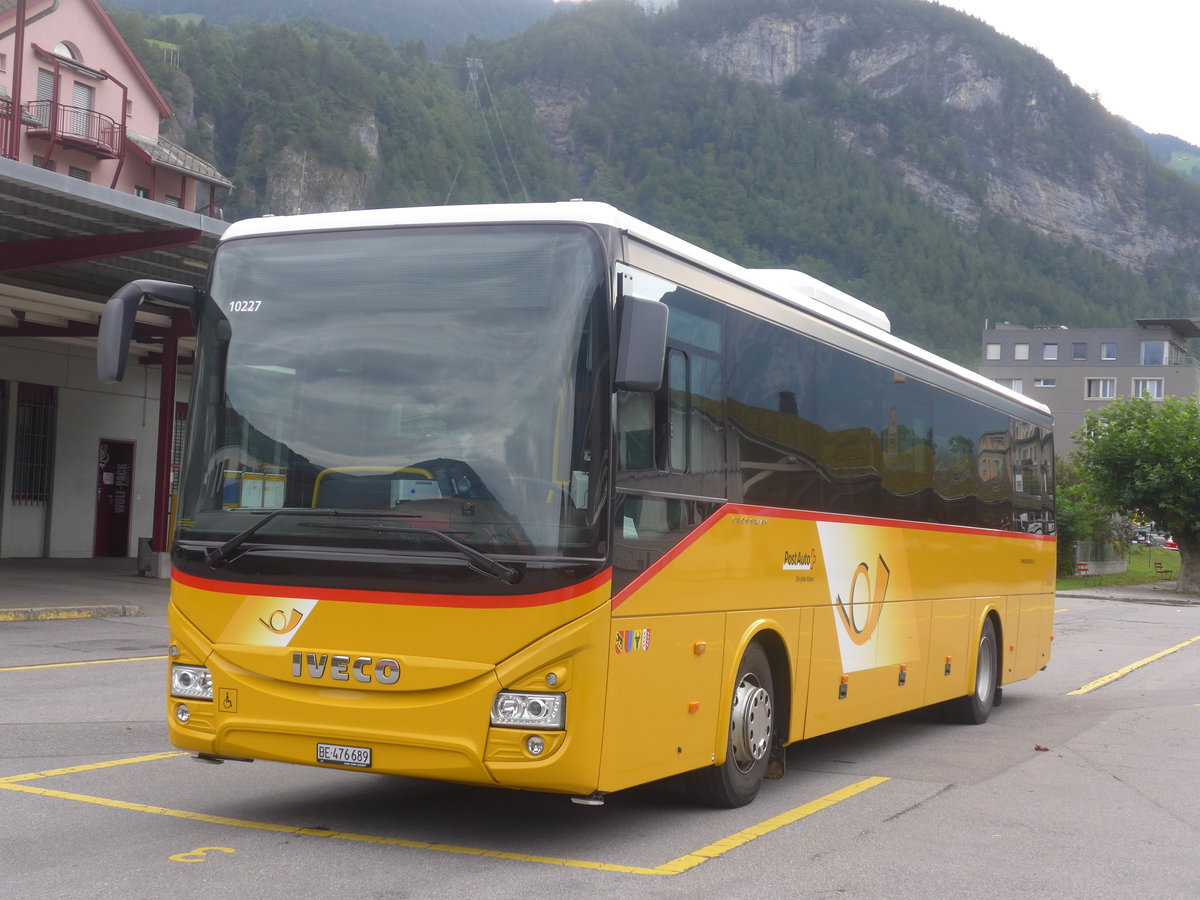 (209'173) - PostAuto Bern - BE 476'689 - Iveco am 1. September 2019 in Meiringen, Postautostation