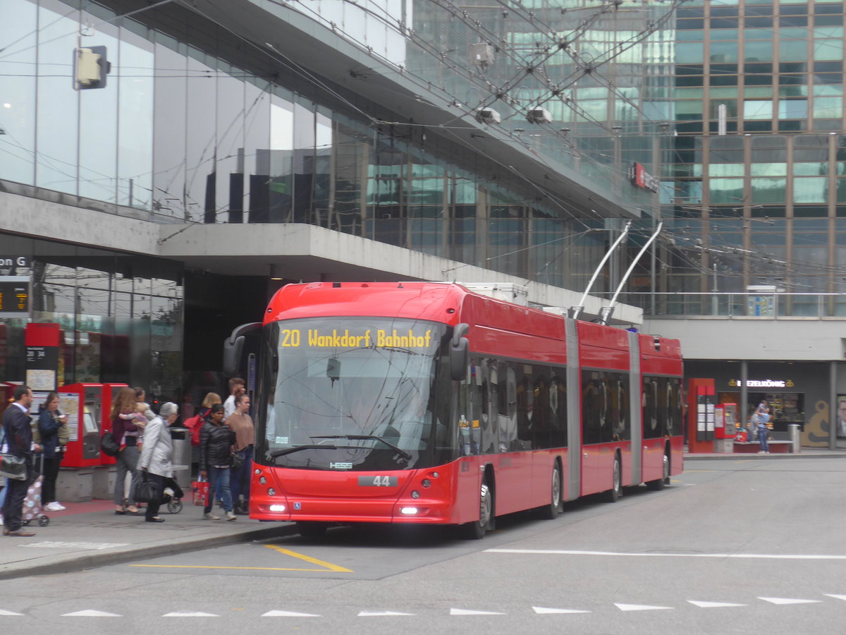 (209'326) - Bernmobil, Bern - Nr. 44 - Hess/Hess Doppelgelenktrolleybus am 5. September 2019 beim Bahnhof Bern