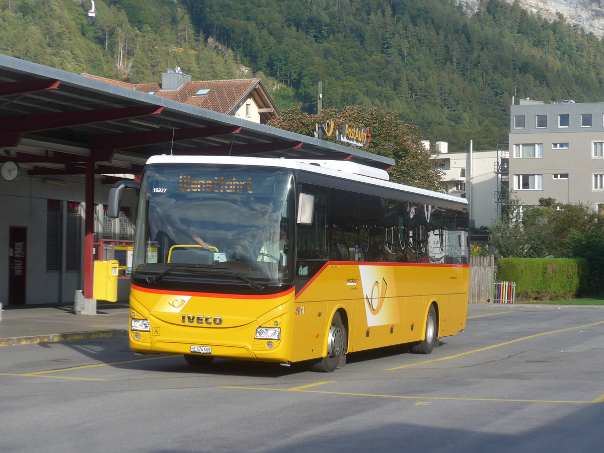 (209'808) - PostAuto Bern - BE 476'689 - Iveco am 22. September 2019 in Meiringen, Postautostation
