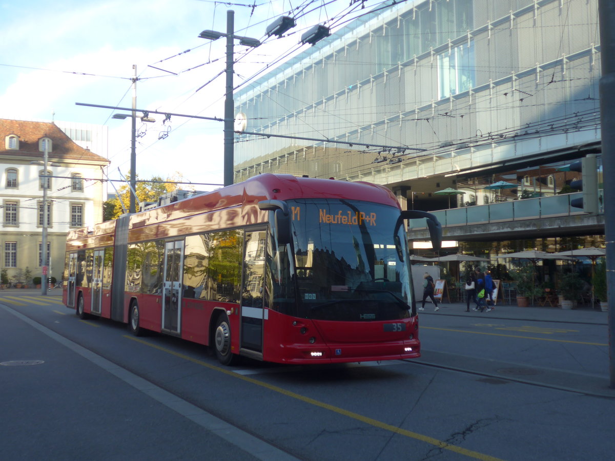 (210'069) - Bernmobil, Bern - Nr. 35 - Hess/Hess Gelenktrolleybus am 12. Oktober 2019 beim Bahnhof Bern