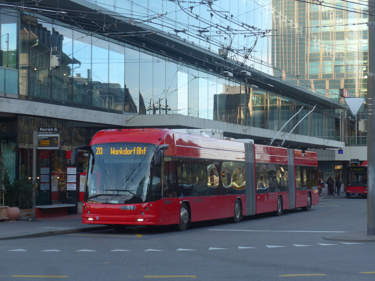 (210'075) - Bernmobil, Bern - Nr. 51 - Hess/Hess Doppelgelenktrolleybus am 12. Oktober 2019 beim Bahnhof Bern