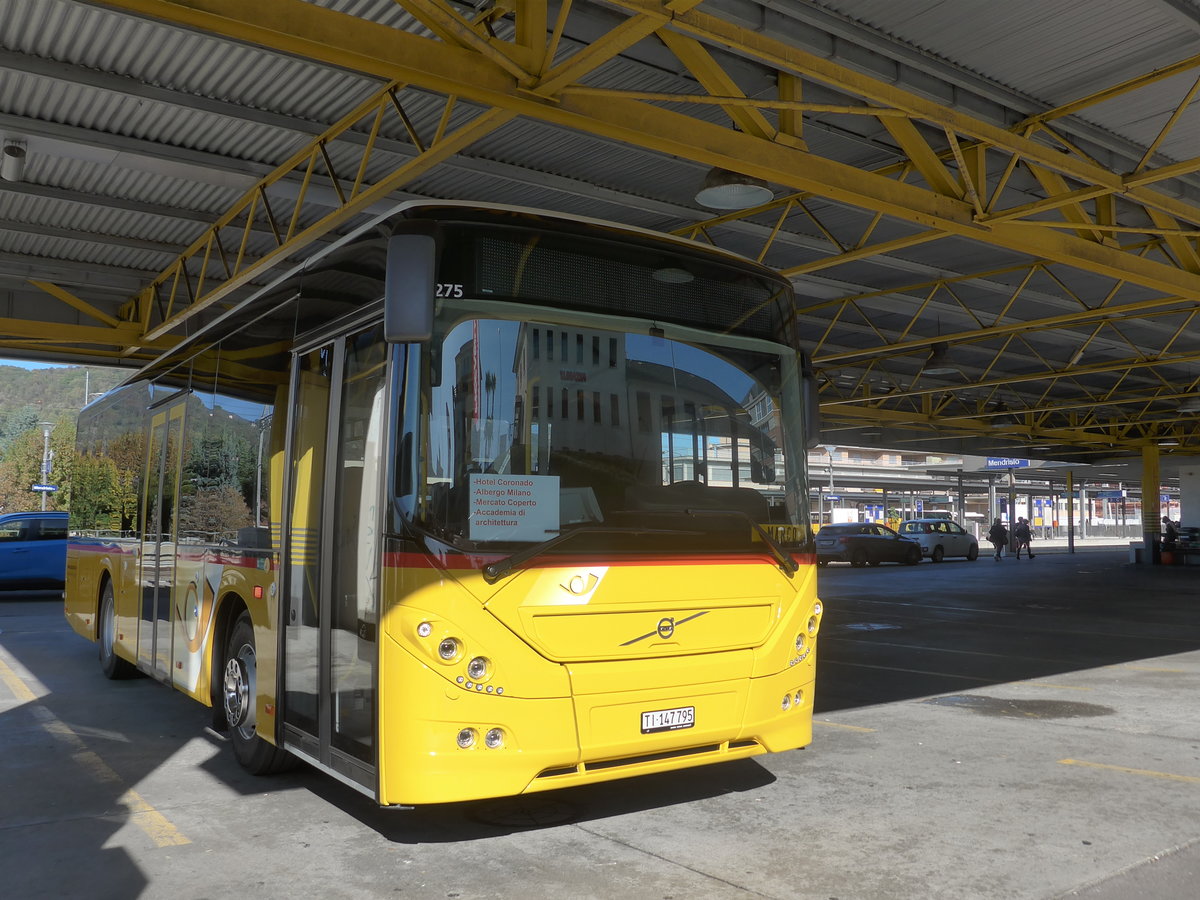 (210'535) - Autopostale, Muggio - TI 147'795 - Volvo am 26. Oktober 2019 beim Bahnhof Mendrisio