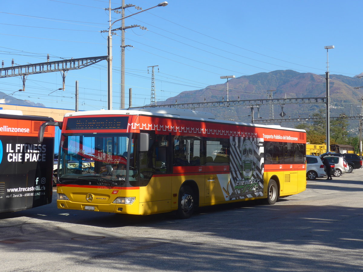 (210'587) - AutoPostale Ticino - TI 228'017 - Mercedes am 26. Oktober 2019 beim Bahnhof Cadenazzo