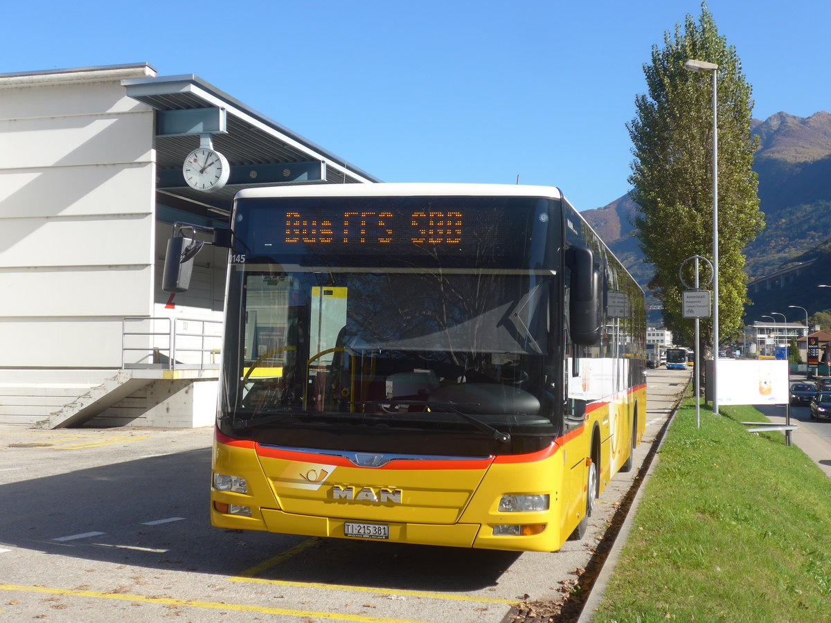 (210'596) - AutoPostale Ticino - Nr. 526/TI 215'381 - MAN am 26. Oktober 2019 beim Bahnhof Cadenazzo