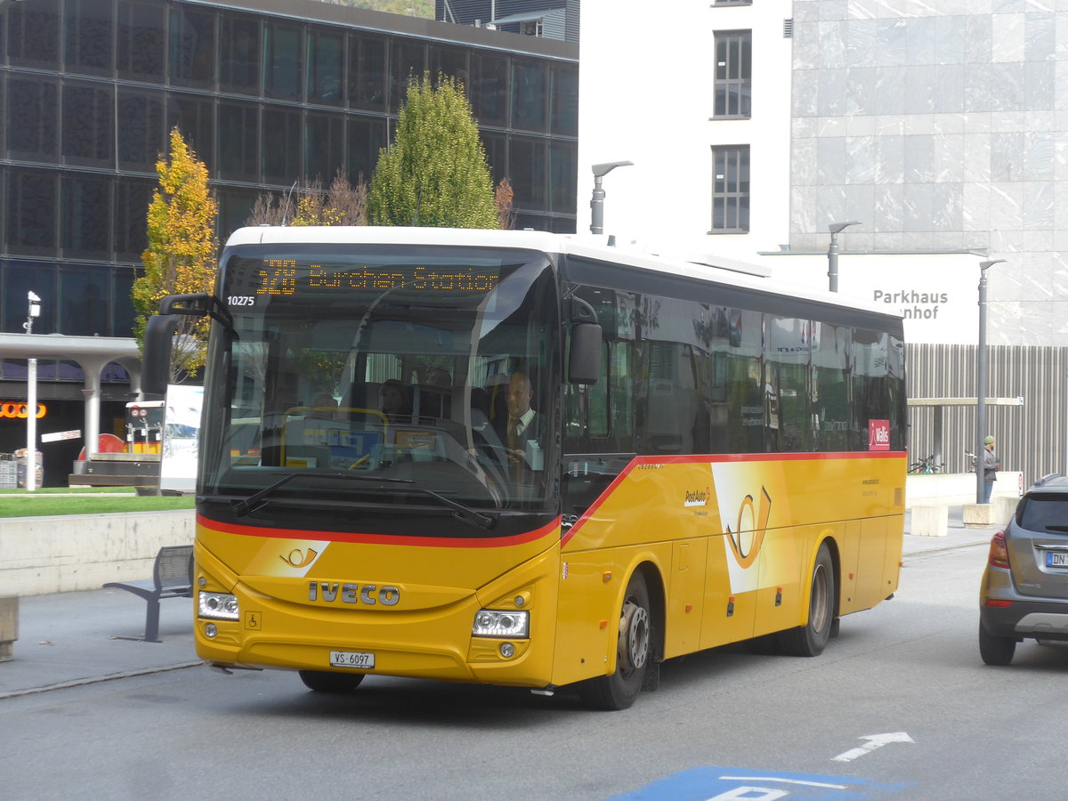 (210'670) - Autotour, Visp - VS 6097 - Iveco am 27. Oktober 2019 beim Bahnhof Visp
