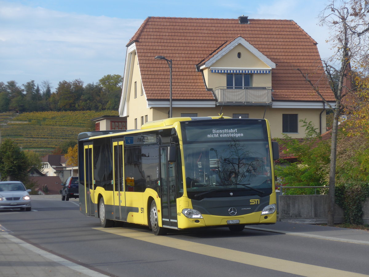 (210'688) - STI Thun - Nr. 402/BE 754'402 - Mercedes am 27. Oktober 2019 beim Bahnhof Spiez