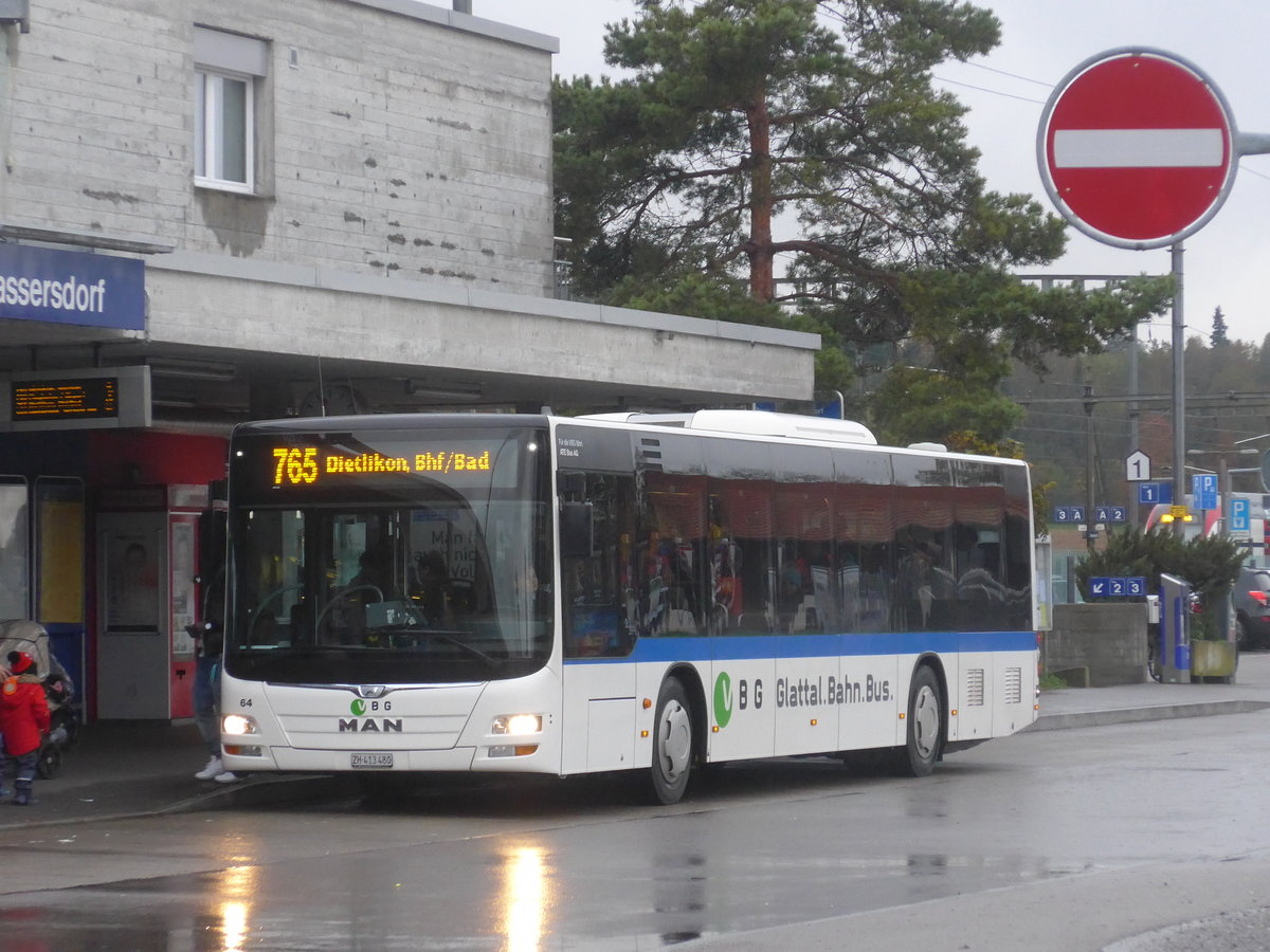 (210'843) - ATE Bus, Effretikon - Nr. 64/ZH 413'480 - MAN am 8. November 2019 beim Bahnhof Bassersdorf