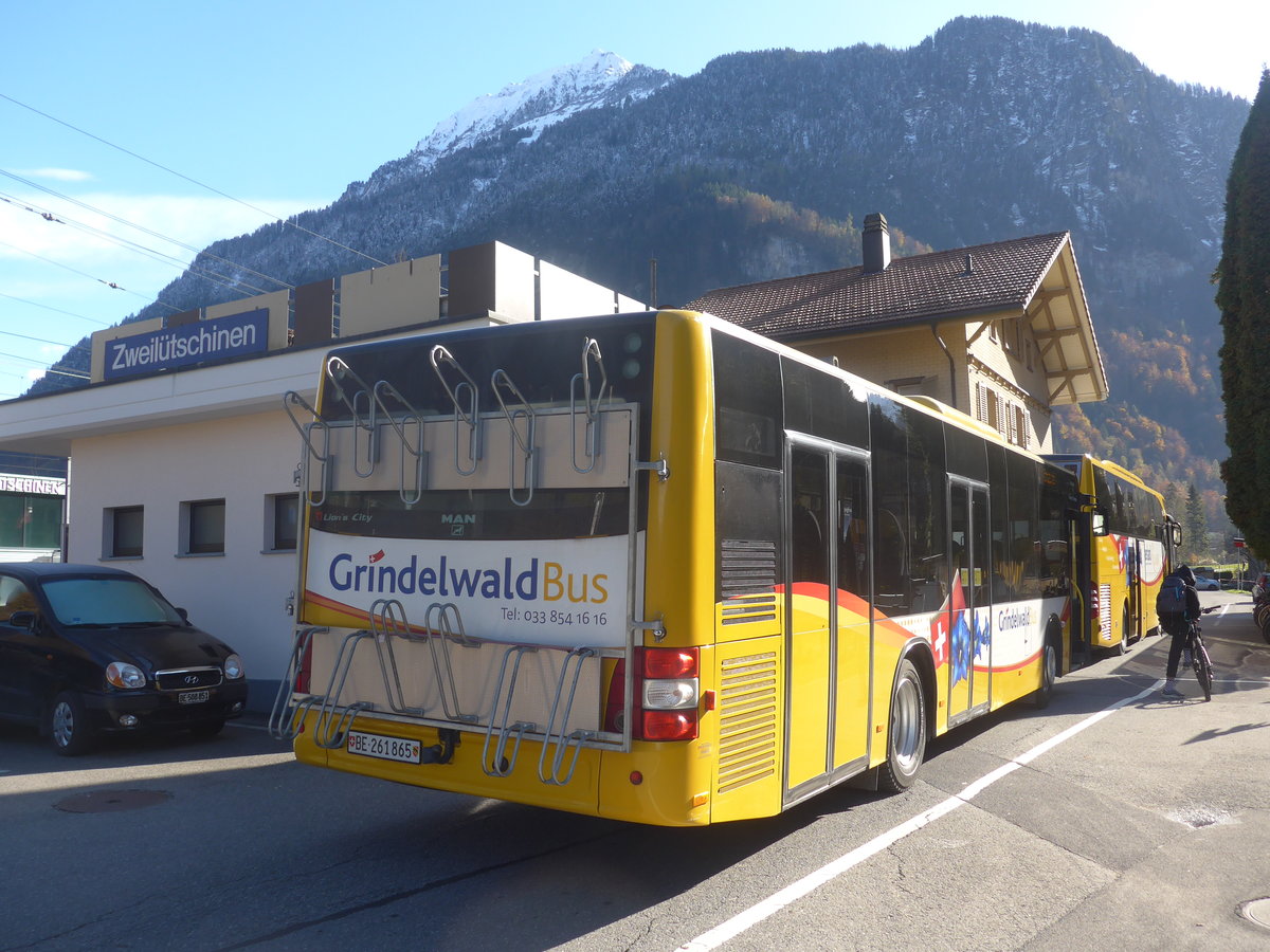 (210'998) - AVG Grindelwald - Nr. 11/BE 261'865 - MAN/Gppel am 11. November 2019 beim Bahnhof Zweiltschinen