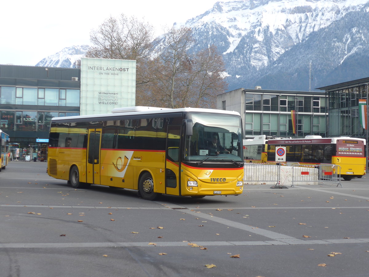 (211'036) - PostAuto Bern - BE 487'695 - Iveco am 11. November 2019 beim Bahnhof Interlaken Ost