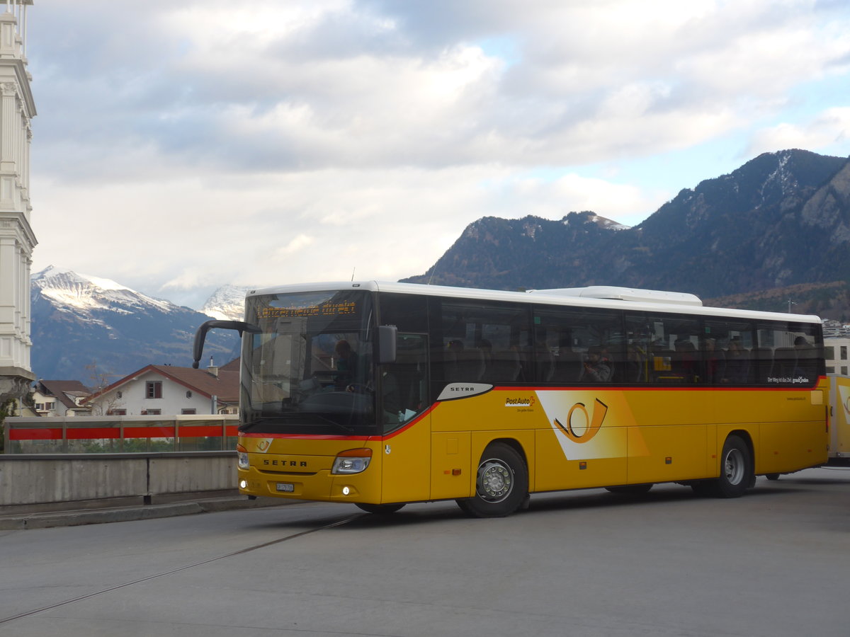 (212'560) - PostAuto Graubnden - GR 179'706 - Setra am 7. Dezember 2019 in Chur, Postautostation